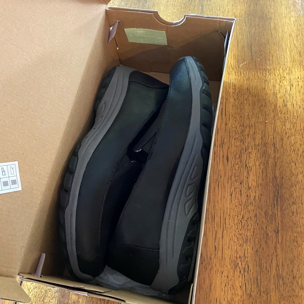 Slip on nursing or walking shoes. EUC. comfort fit. Wide.